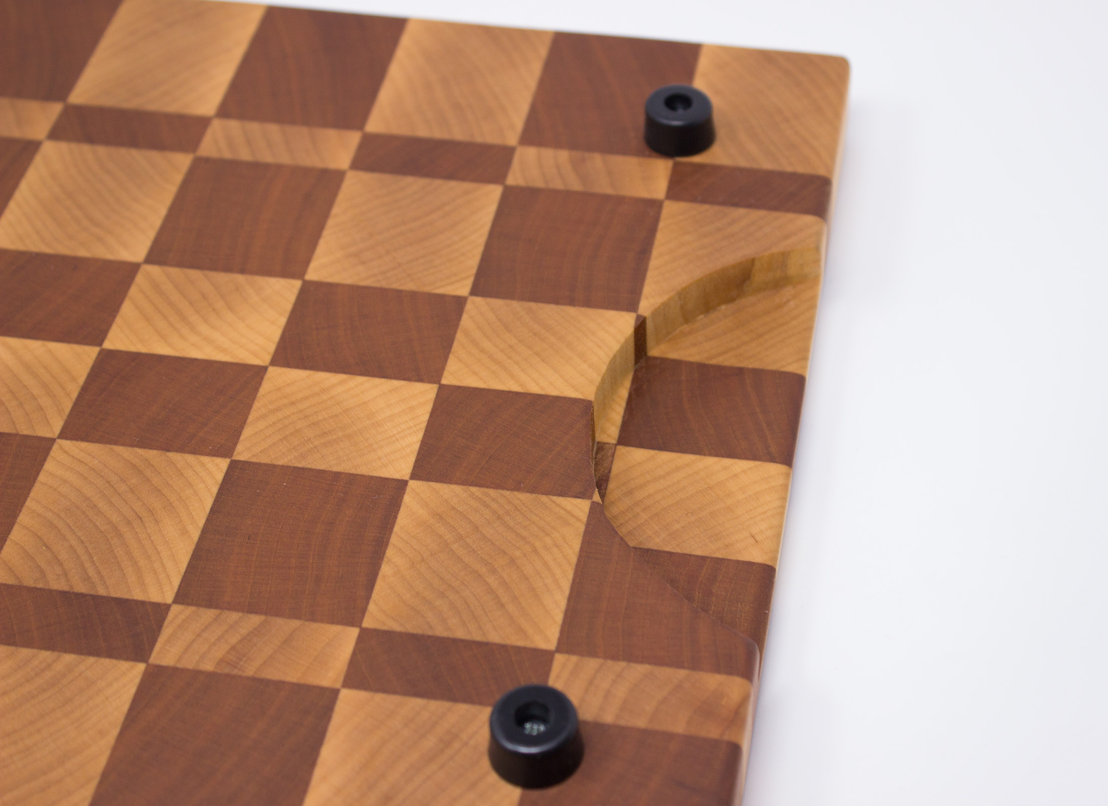 https://www.rockfordwoodcrafts.com/wp-content/uploads/Maple-and-Cherry-Checkerboard-End-Grain-Cutting-Board-Backside-Handle-Closeup.jpg